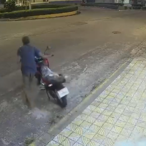 Criminoso invade loja em Parnamirim e furta moto zero km; ação foi gravada por câmeras