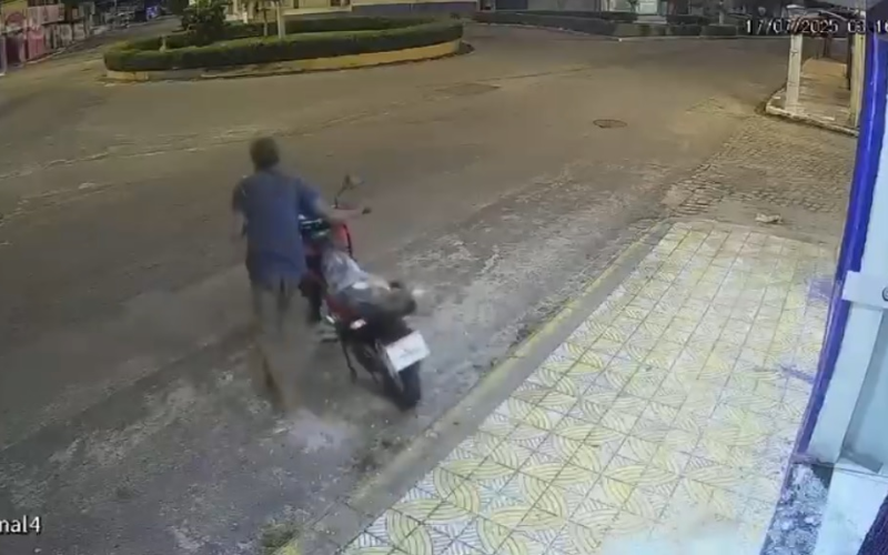 Criminoso invade loja em Parnamirim e furta moto zero km; ação foi gravada por câmeras