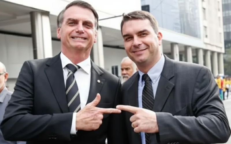 Bolsonaro diz a aliados que Flávio Bolsonaro será seu candidato à Presidência em 2026