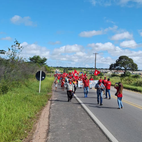 Manifestação do MST na BR-406, no RN, causa transtornos aos motoristas