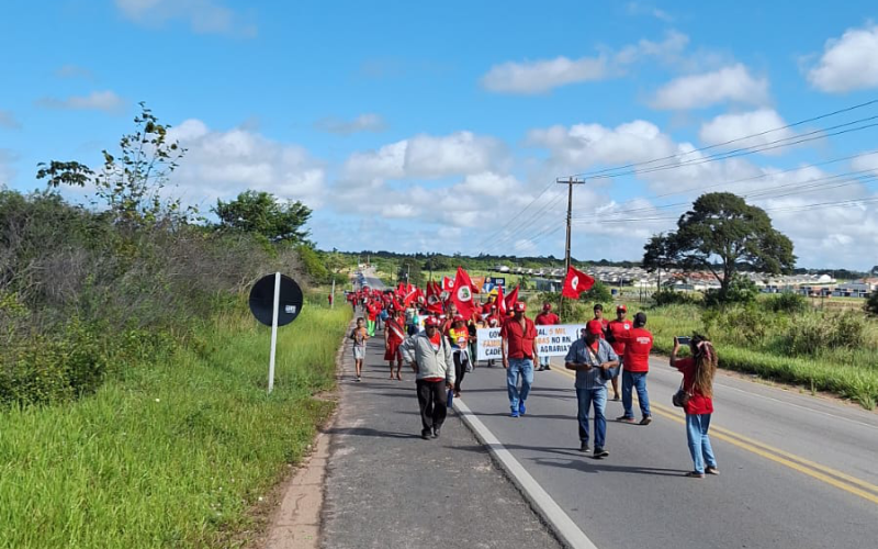 Manifestação do MST na BR-406, no RN, causa transtornos aos motoristas
