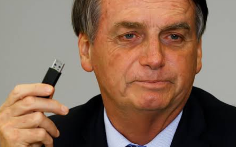 PF conclui que pen drive encontrado na casa de Bolsonaro é “irrelevante” para investigação