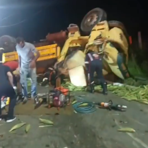 Caminhão carregado de milho tomba e deixa dois mortos na Grande Natal