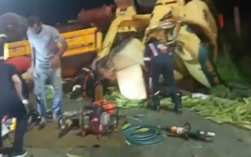 Caminhão carregado de milho tomba e deixa dois mortos na Grande Natal