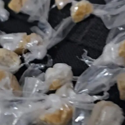 Em Parelhas, polícia Militar apreende mais de 120 pedras de crack escondidas em calçada