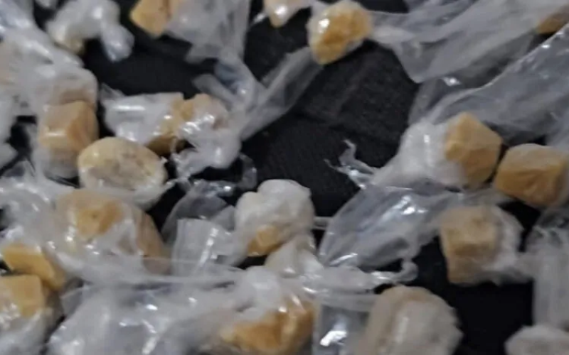 Em Parelhas, polícia Militar apreende mais de 120 pedras de crack escondidas em calçada
