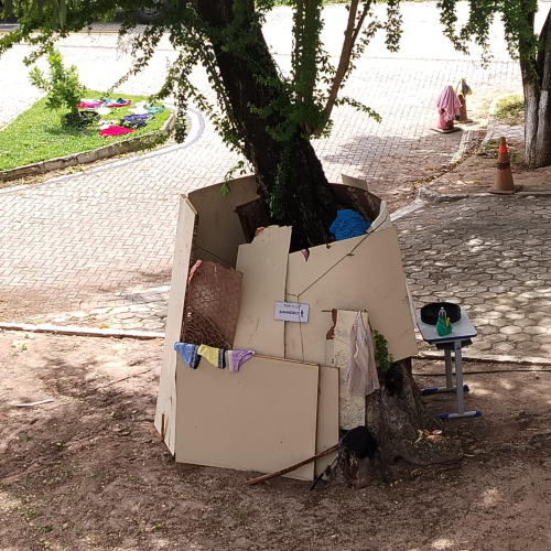 MST monta acampamento em frente à Governadoria com varal no corrimão da rampa e banheiro improvisado no jardim