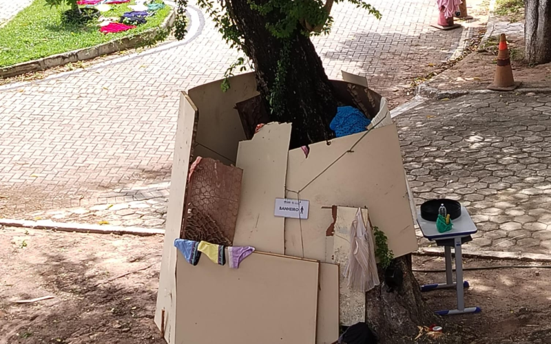 MST monta acampamento em frente à Governadoria com varal no corrimão da rampa e banheiro improvisado no jardim