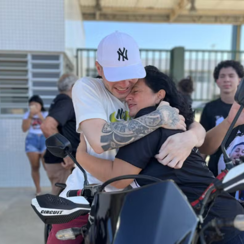 Motoboy passa quase 2 anos preso por crime que não cometeu e é solto após vítima admitir engano