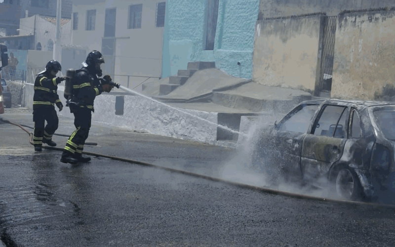 Corpo de Bombeiros Militar do RN Combate a Incêndio Veicular no Bairro do Alecrim, em Natal