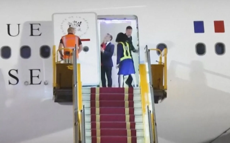 Vídeo: Brigitte Macron empurra rosto de Emmanuel Macron em desembarque no Vietnã