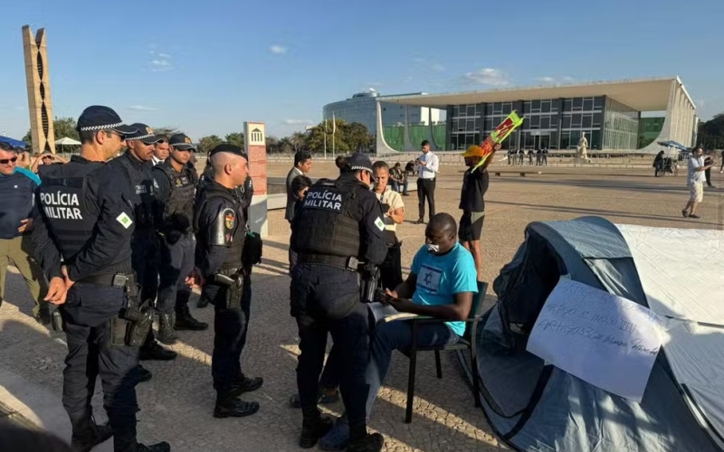 Moraes manda retirar deputados do PL de protesto em frente ao STF