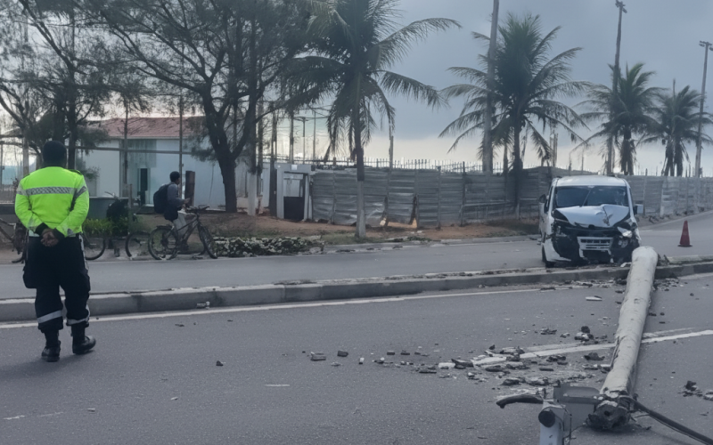Carro derruba poste e interdita trecho próximo ao Viaduto de Santos Reis, em Natal