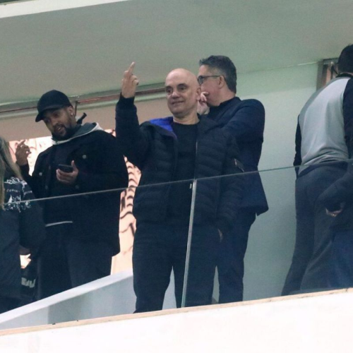 Após sanções dos EUA, Alexandre de Moraes aparece em clássico entre Corinthians e Palmeiras e faz gesto obsceno