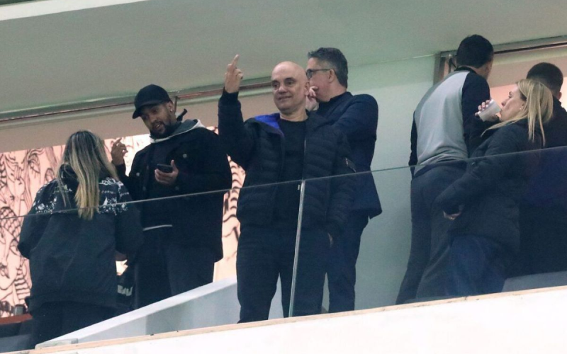 Após sanções dos EUA, Alexandre de Moraes aparece em clássico entre Corinthians e Palmeiras e faz gesto obsceno