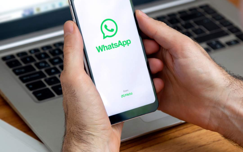 Justiça anula justa causa de funcionário demitido por usar figurinhas em grupo de WhatsApp da empresa
