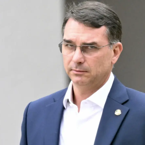 Candidatura de Flávio Bolsonaro é vista como blefe e divide aliados e opositores