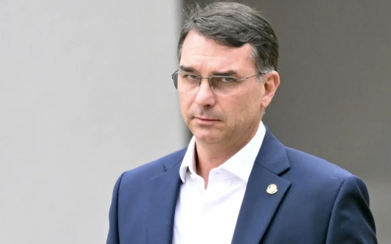 Candidatura de Flávio Bolsonaro é vista como blefe e divide aliados e opositores