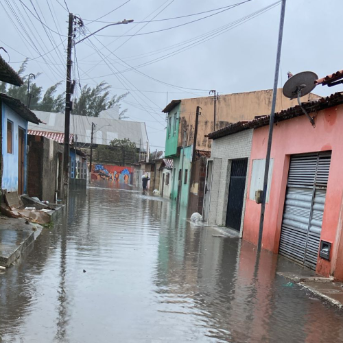 Chuva forte causa caos na capital: vias interditadas, trem parado e casas invadidas pela água