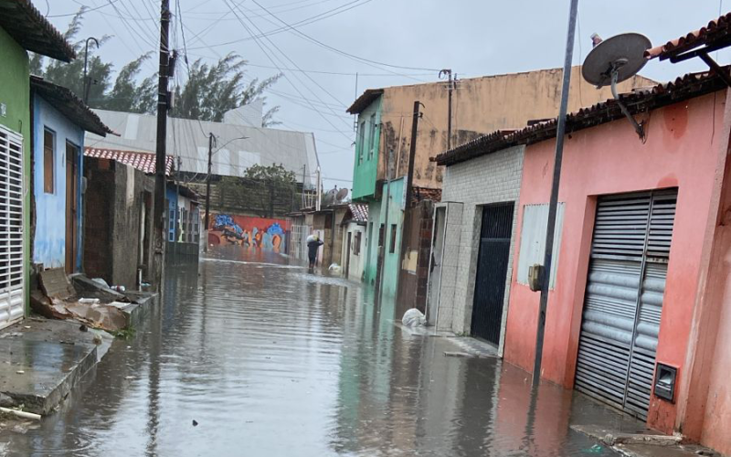 Chuva forte causa caos na capital: vias interditadas, trem parado e casas invadidas pela água
