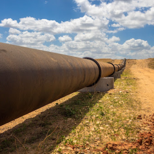 Caminhão atinge adutora e deixa seis cidades do RN sem água
