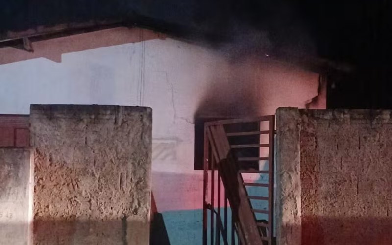 Homem ateia fogo em casa após fim de relacionamento em Boa Saúde, RN