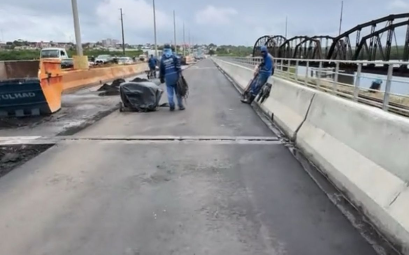 Influenciador Lucas Samarone grava vídeo atravessando a Ponte de Igapó antes da conclusão oficial da obra​