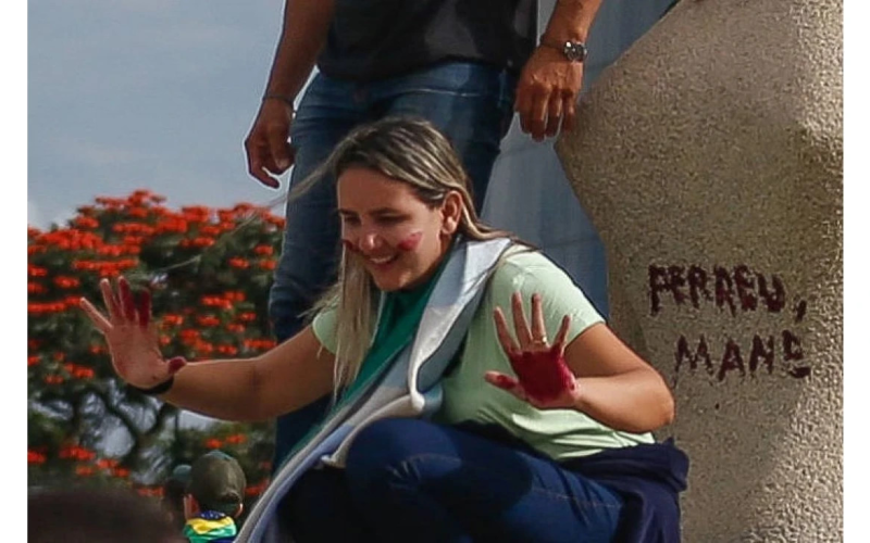 Cabeleireira condenada a 14 anos por atos de 8 de janeiro cumprirá pena em liberdade com tornozeleira eletrônica