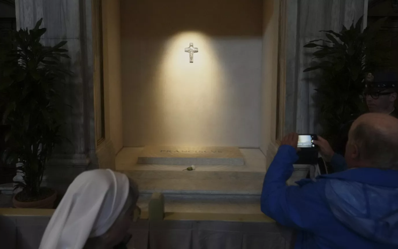 Fiéis enfrentam longas filas no primeiro dia de visitação ao túmulo do Papa Francisco
