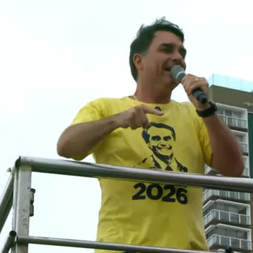 Flávio Bolsonaro dispara contra Moraes e prevê “cabeça em bandeja” no STF