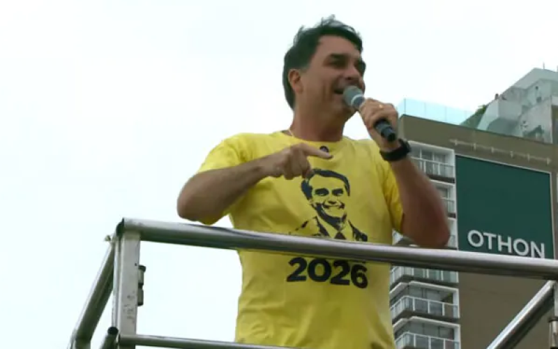 Flávio Bolsonaro dispara contra Moraes e prevê “cabeça em bandeja” no STF