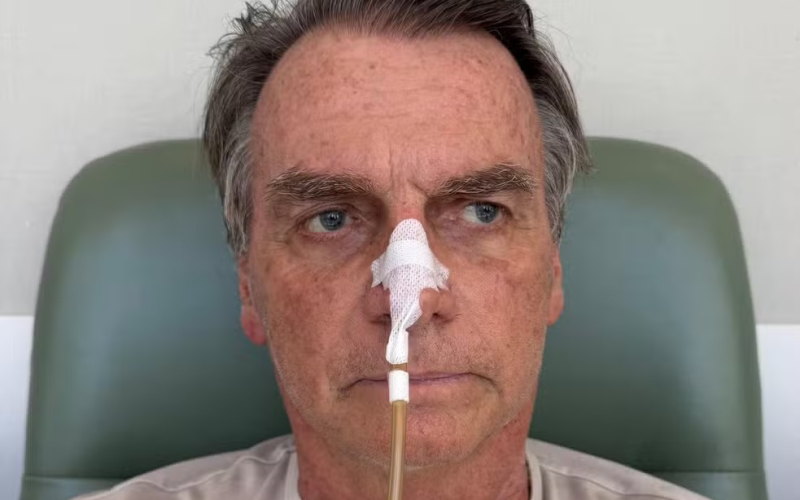 Bolsonaro deixa UTI e segue recuperação em quarto comum após cirurgia no intestino