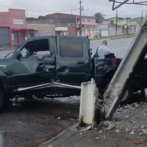 Vídeo: Veículo perde o controle, derruba poste e quase invade residência na Avenida das Fronteiras