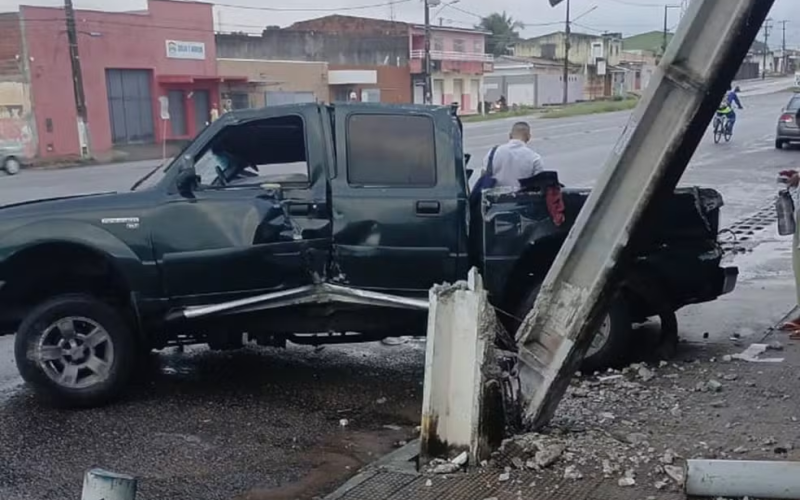 Vídeo: Veículo perde o controle, derruba poste e quase invade residência na Avenida das Fronteiras
