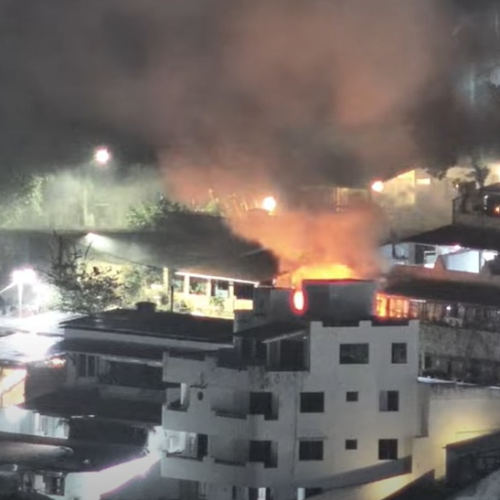 Incêndio atinge flats em Ponta Negra e acesso dos bombeiros é bloqueado por carros estacionados