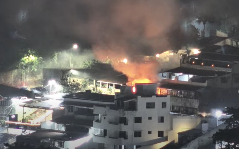 Incêndio atinge flats em Ponta Negra e acesso dos bombeiros é bloqueado por carros estacionados