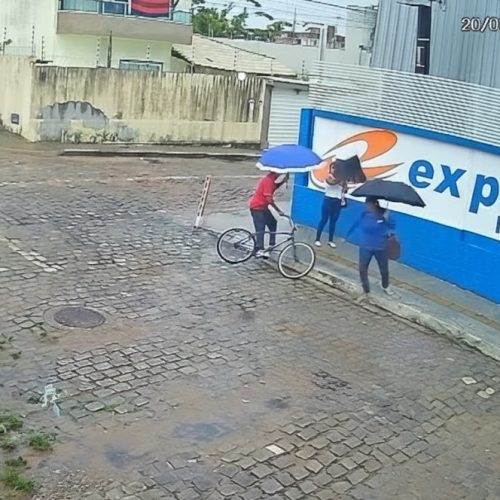 Homem de bicicleta e com guarda-chuva assalta duas mulheres em Natal