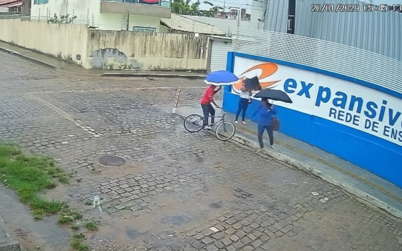 Homem de bicicleta e com guarda-chuva assalta duas mulheres em Natal