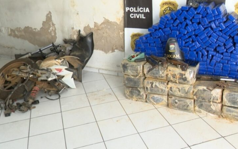 PM apreende 300 kg de maconha e armas na zona rural de Mossoró; suspeito é preso