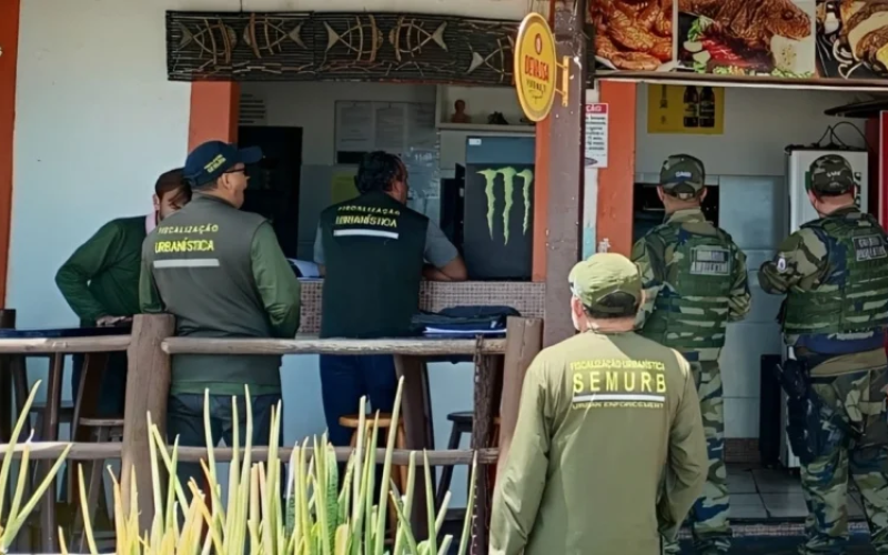 Prefeitura embarga bar irregular em Ponta Negra e interdita obra fora do alvará em Neópolis