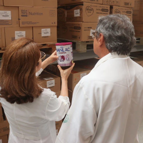 Fiscalização em Natal verifica retirada de fórmulas infantis proibidas pela Anvisa após risco de contaminação