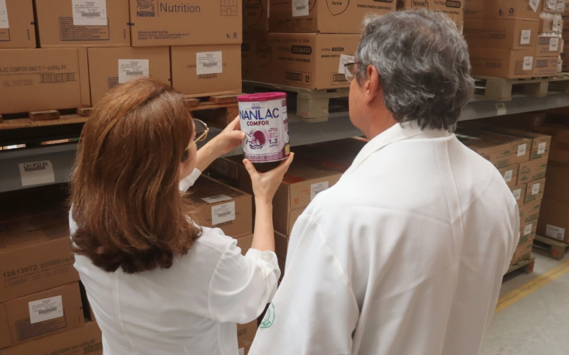 Fiscalização em Natal verifica retirada de fórmulas infantis proibidas pela Anvisa após risco de contaminação