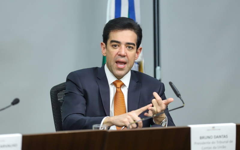 Ministro do TCU rompe silêncio, atropela colega e exige que INSS devolva R$ 6 bilhões tomados de aposentados