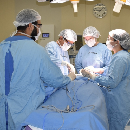 “Como casca de ovo”: Jovem agredida com 60 socos pode ter sequelas permanentes, diz médico responsável pela cirurgia