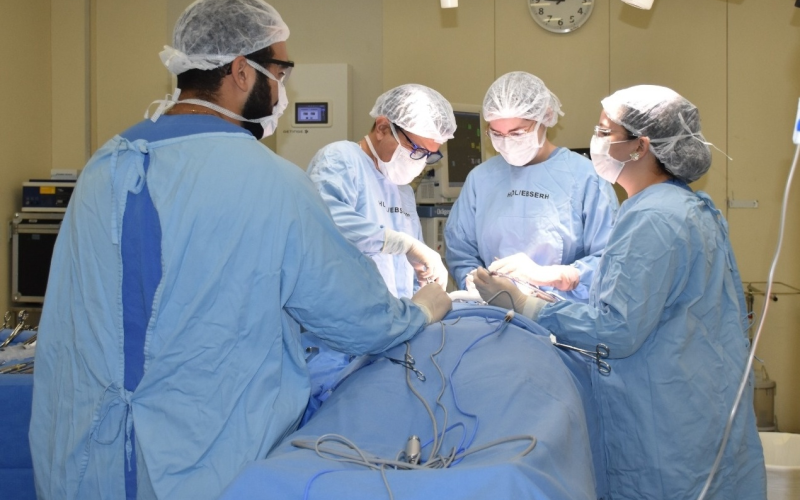 “Como casca de ovo”: Jovem agredida com 60 socos pode ter sequelas permanentes, diz médico responsável pela cirurgia