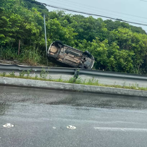 Carro capota na Via Costeira após motorista passar por mancha de óleo
