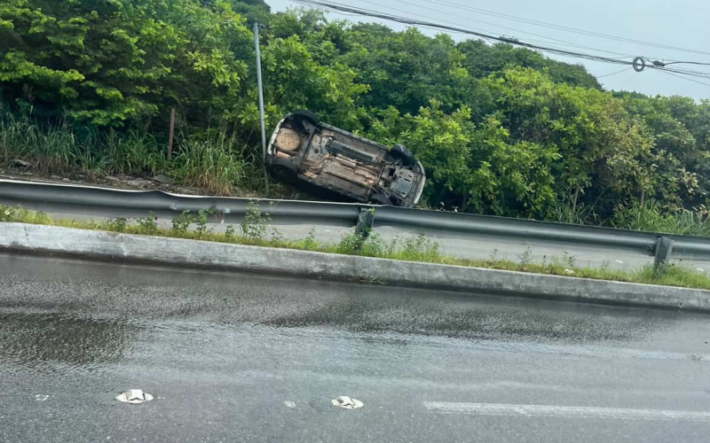 Carro capota na Via Costeira após motorista passar por mancha de óleo