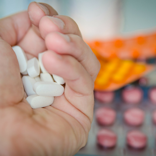 Dinheiro da saúde jogado fora: lote de mil medicamentos é perdido por validade de um dia