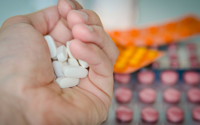 Dinheiro da saúde jogado fora: lote de mil medicamentos é perdido por validade de um dia