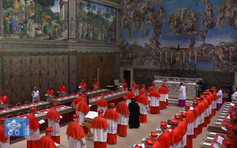 Fumaça preta, fiéis na Praça e tensão no Vaticano: primeiro dia do conclave termina sem novo papa